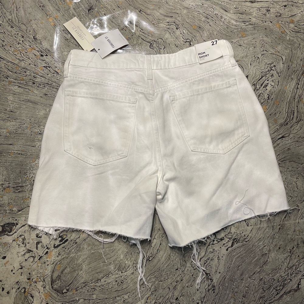 New Women’s white denim Jean 
shorts size 27
Mom shorts 
High rise relaxed - Picture 5 of 9